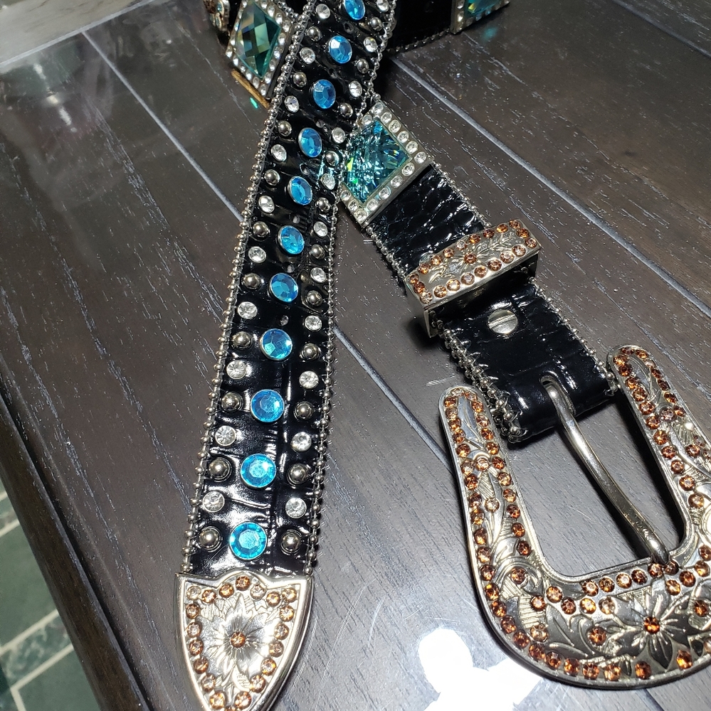 Beautiful Western Bling Belt. In Blueish and amberish colors.